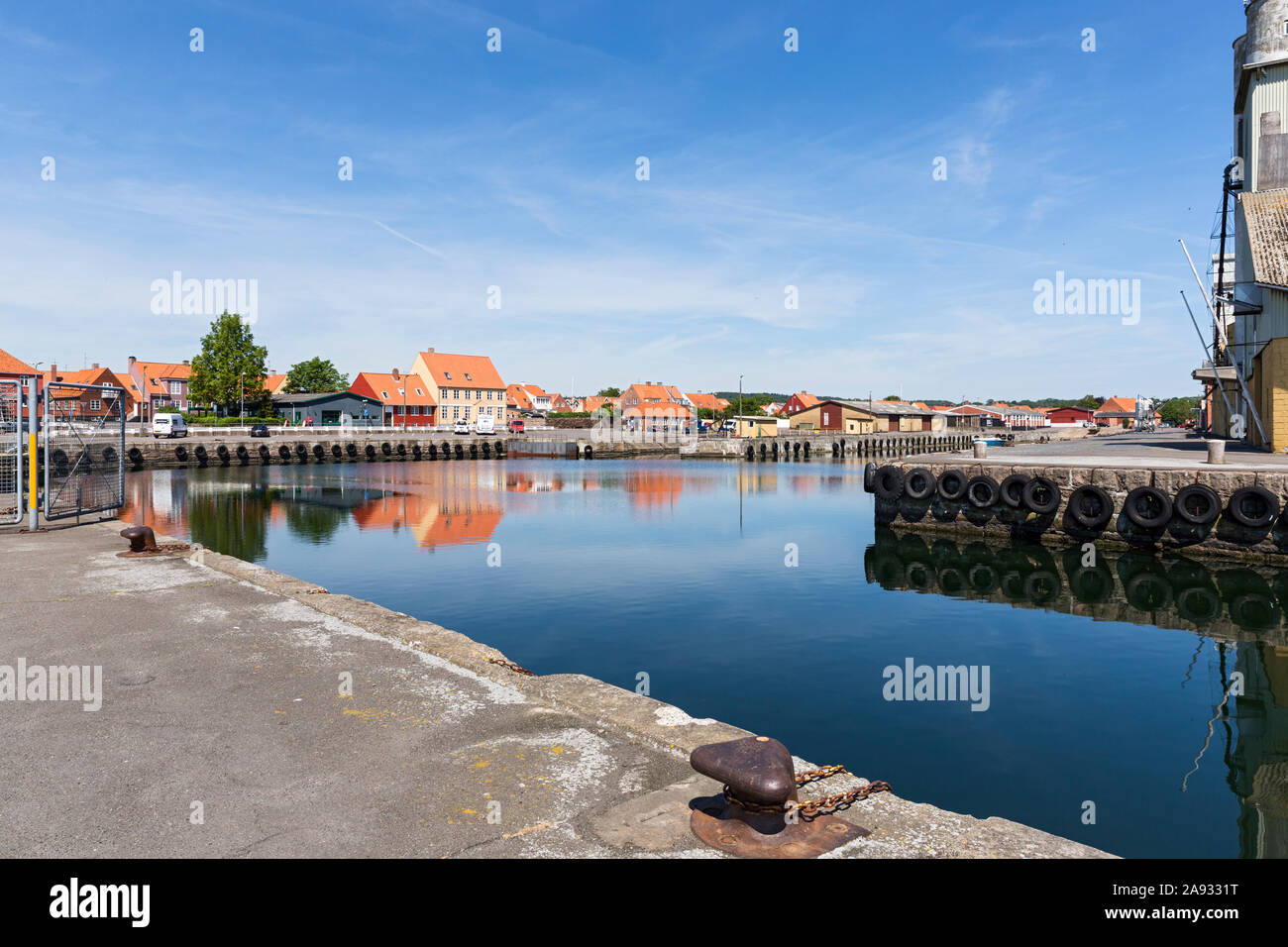 Bornholm ; Nexø, Hafen, Raeucherei Wohnhaeuser, Banque D'Images