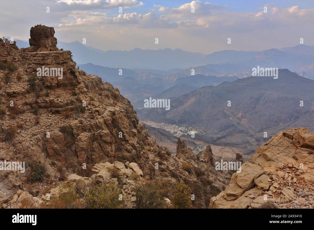 Oman montagnes Hajar col sur la route de Al Hamra à gorge Snake Canyon (Wadi Bani Awf). Banque D'Images