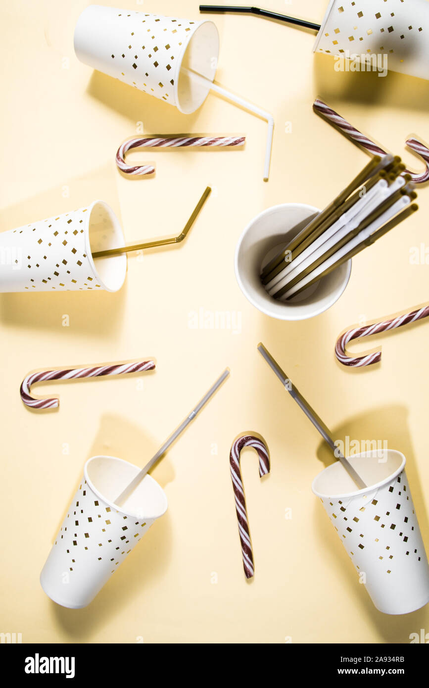 Nouvelle année thème de partie conceptual image, vue de dessus de la mise en page composition du papier à plat en verre avec décoration en or, des cannes de bonbon, et golden bouteilles de c Banque D'Images