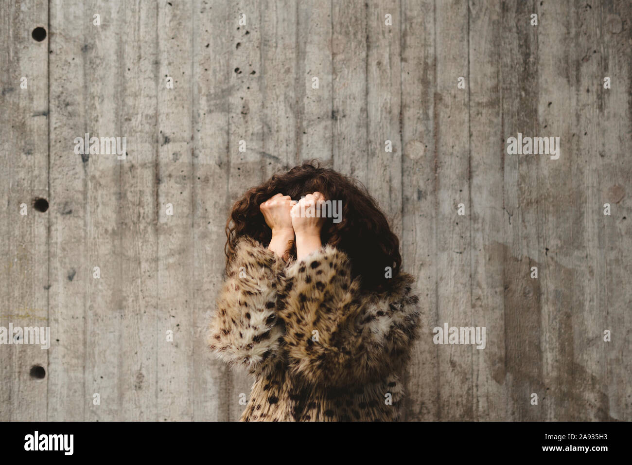 Woman covering her face Banque D'Images