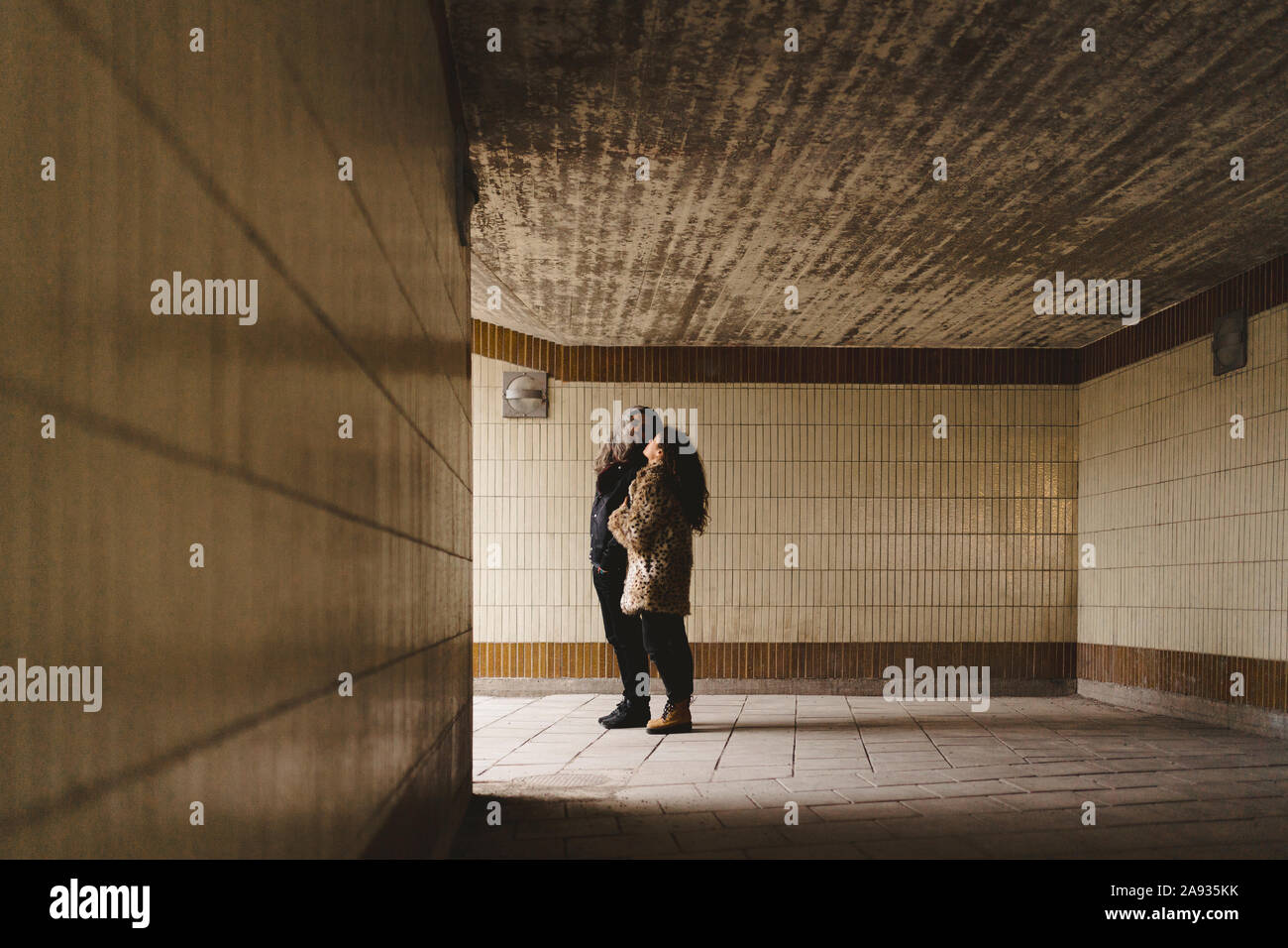 Couple in tunnel Banque D'Images