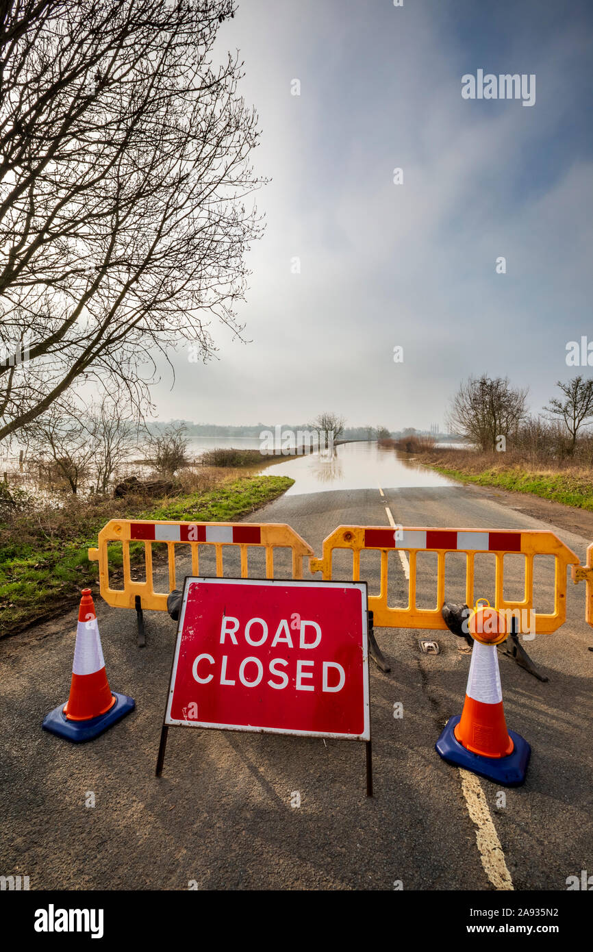 Route fermée en raison d'une inondation. La route vers le pont Eckington au-dessus de la rivière Avon, Worcestershire, Angleterre Banque D'Images