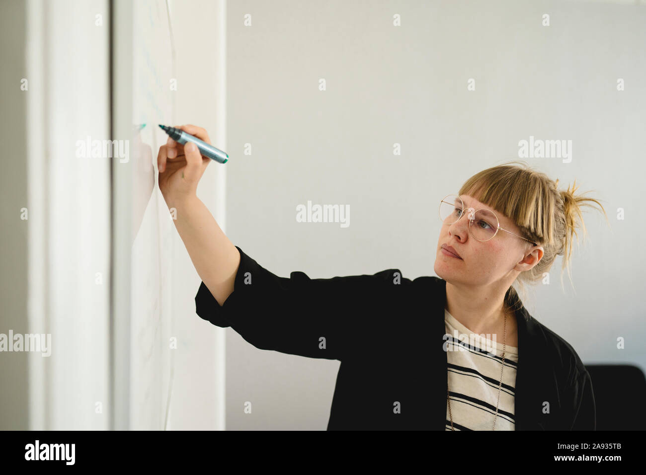 Femme à l'aide de tableau blanc Banque D'Images