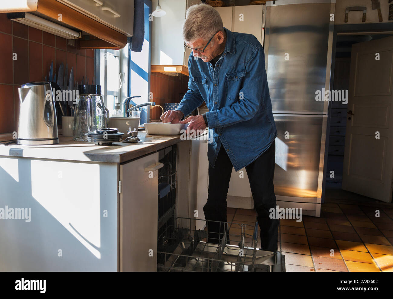 Homme dans la cuisine Banque D'Images