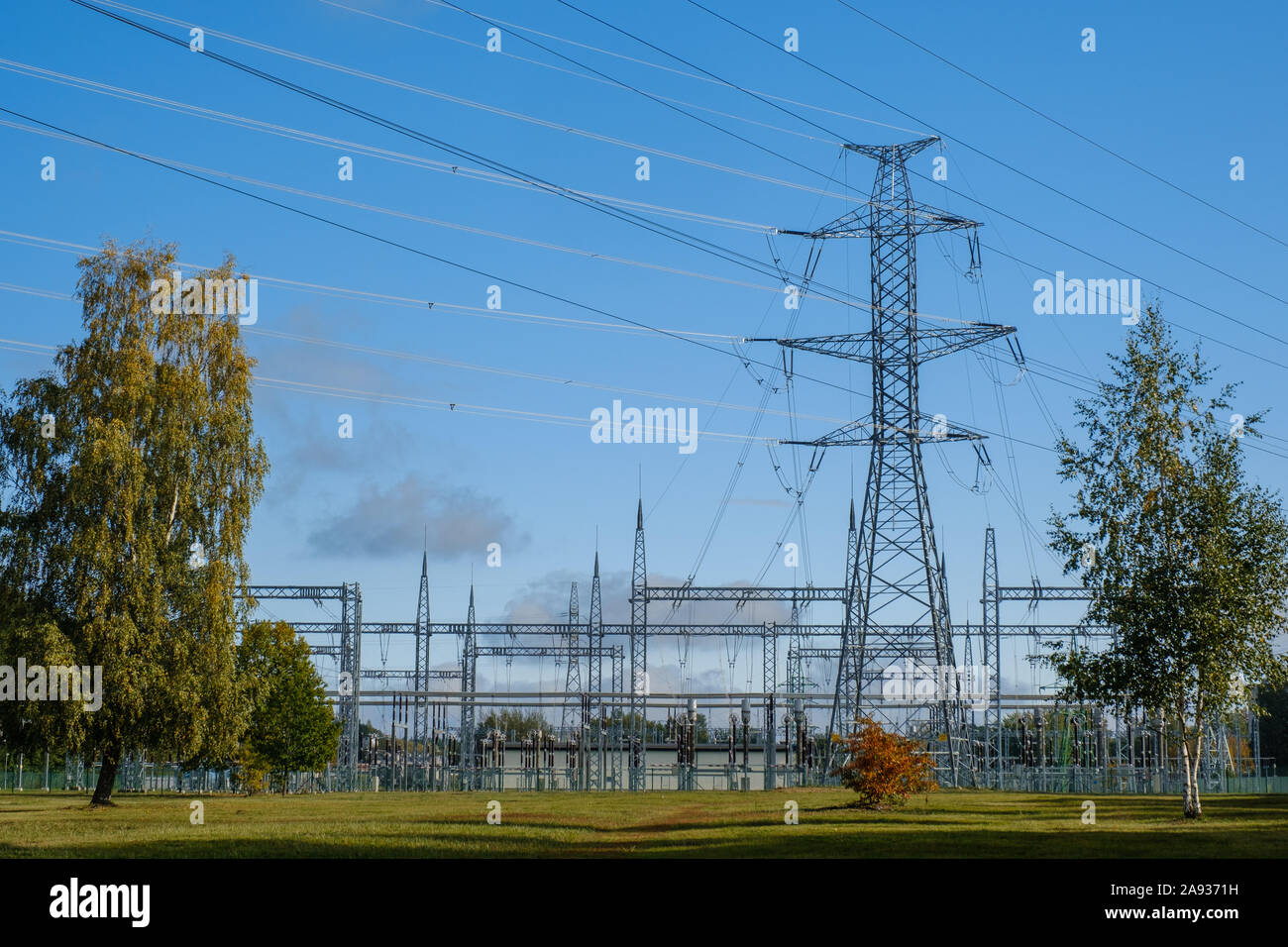 L'unité de distribution et de fer poteau d'une ligne à haute tension Banque D'Images