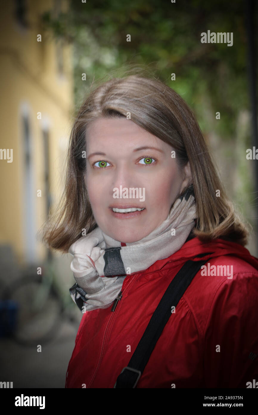 Avec un superbe touristique modèle glow et jolie yeux Banque D'Images