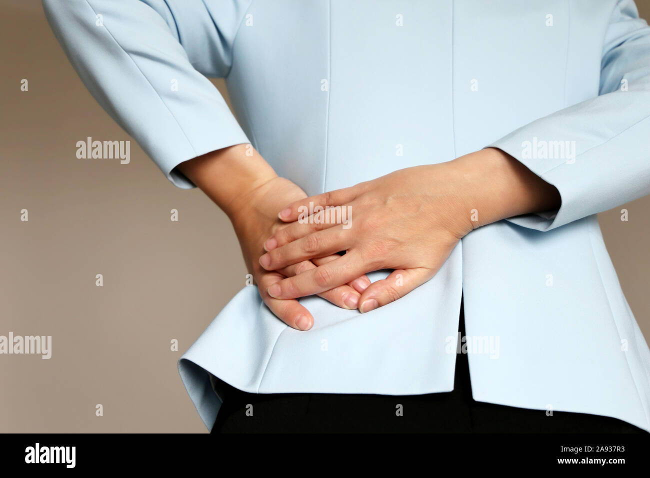 Les maux de dos, femme en costume de bureau souffrant de Mal de dos. Les mains tenant le bas du dos, des reins ou des maladies de la colonne vertébrale Banque D'Images