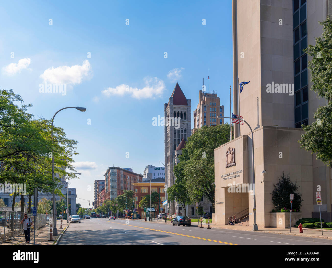 East Washington Street dans le centre-ville à la recherche de l'État vers l'immeuble de bureaux et l'Hôtel de Ville, Syracuse, New York State, USA Banque D'Images