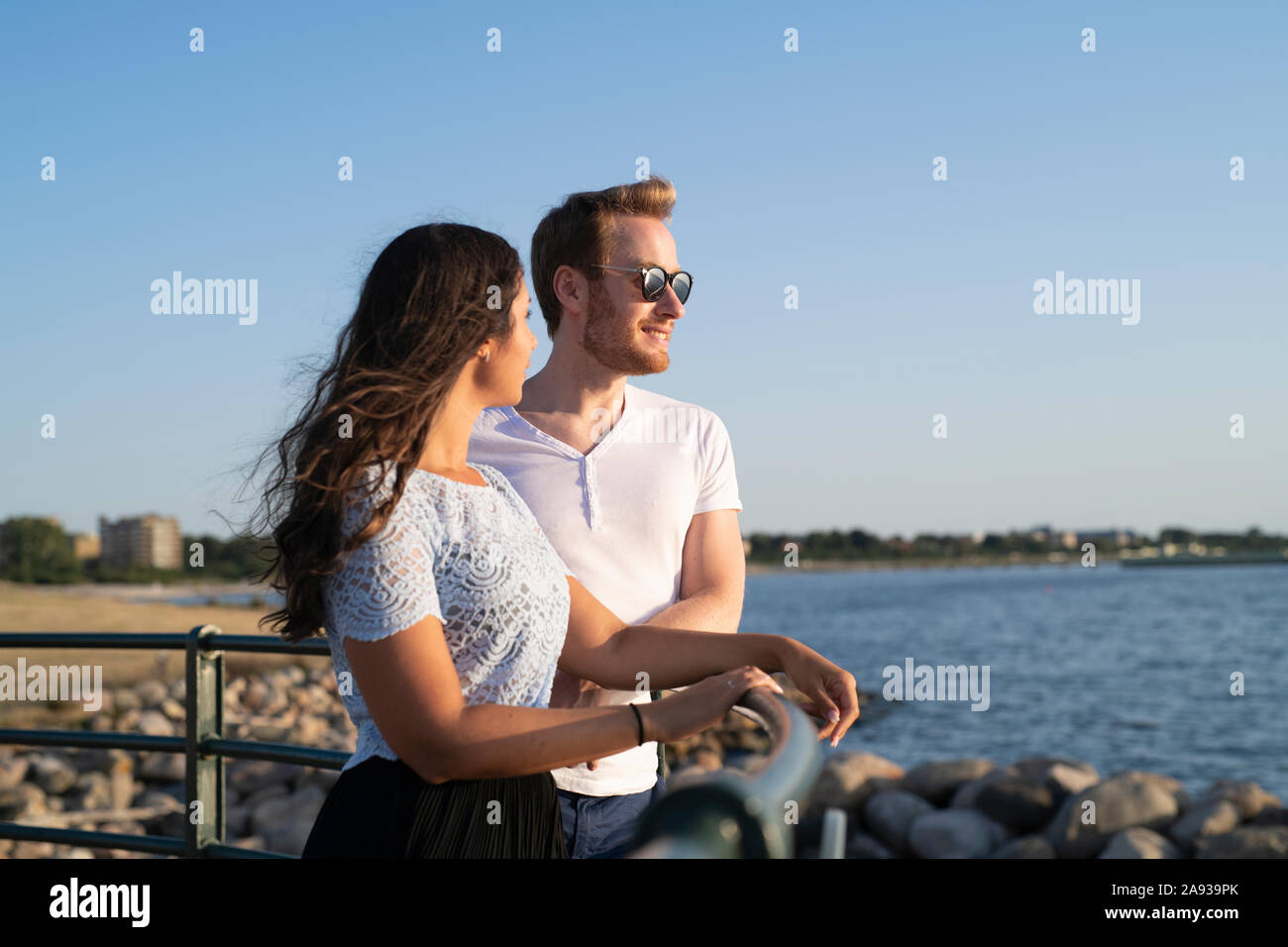 Jeune couple looking at sea Banque D'Images