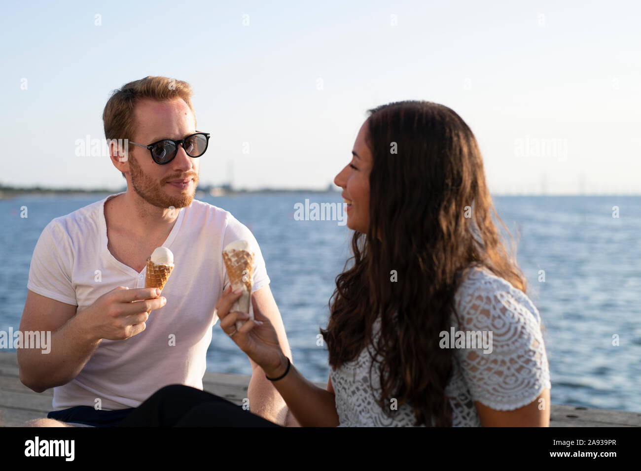 Young couple having ice-cream Banque D'Images