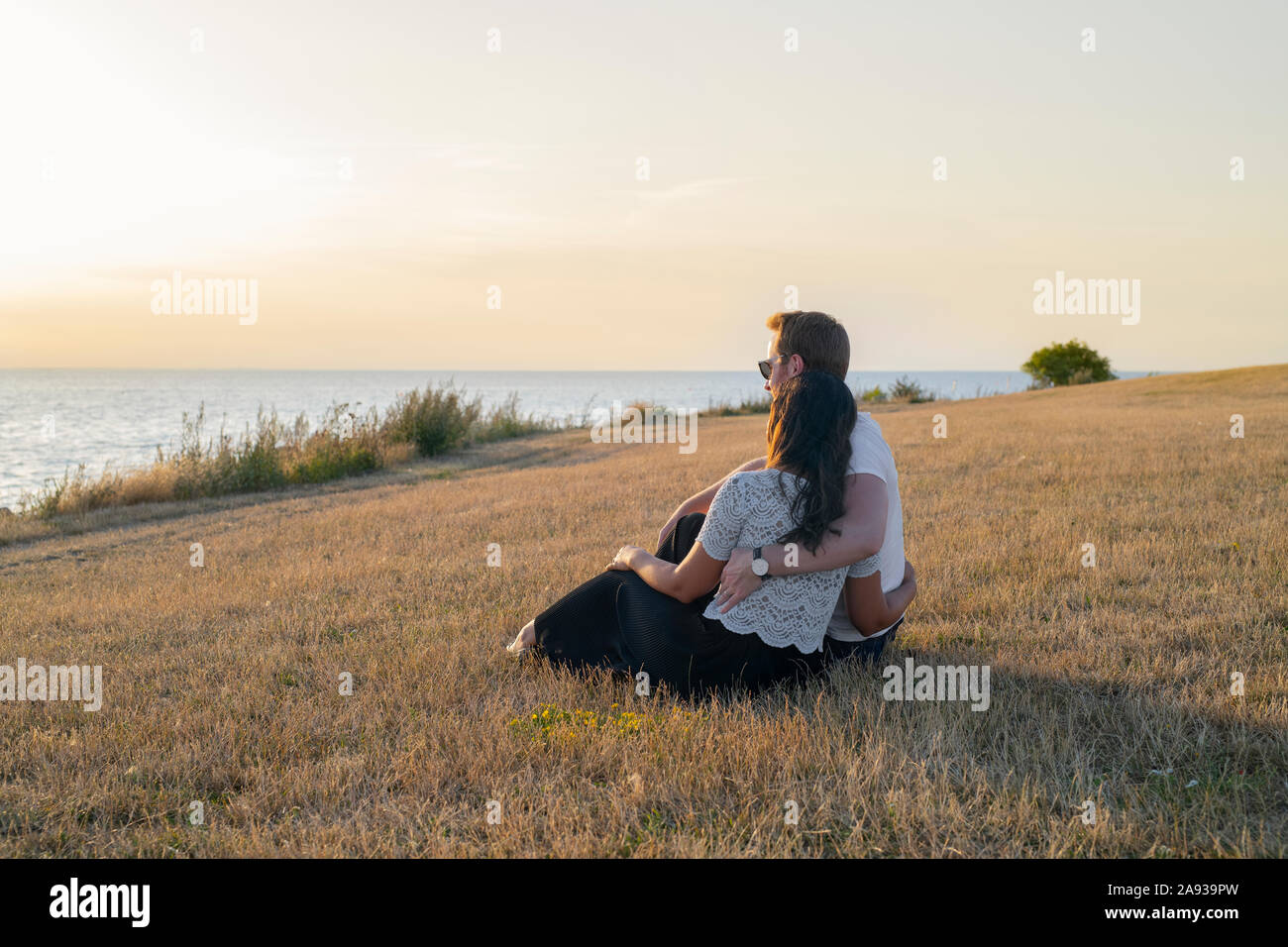 Jeune couple looking at sea Banque D'Images