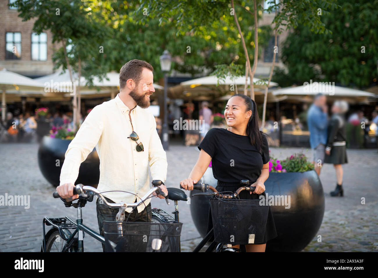 Couple en train de marcher avec des bicyclettes Banque D'Images