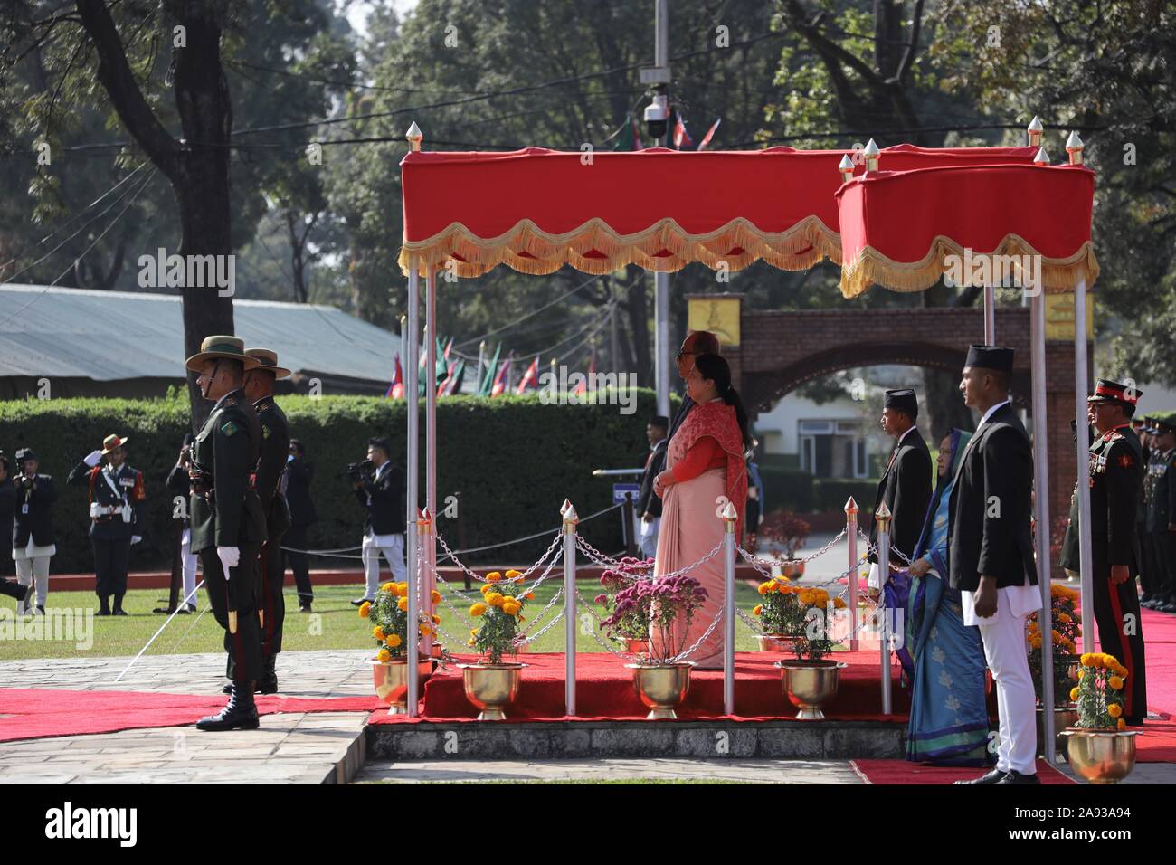 Katmandou, Népal. 12 Nov, 2019. Le président du Bangladesh, Abdul Hamid offrent une garde d'honneur par un contingent de l'armée népalaise à l'aéroport international de Tribhuvan à Katmandou, Népal, le Mardi, Novembre 12, 2019. Le président du Bangladesh, Abdul Hamid est sur une bonne volonté officielle de quatre jours à visiter le Népal à l'invitation du président du Népal Bidhya Devi Bhandari. (Photo by Subash Shrestha/Pacific Press) Credit : Pacific Press Agency/Alamy Live News Banque D'Images