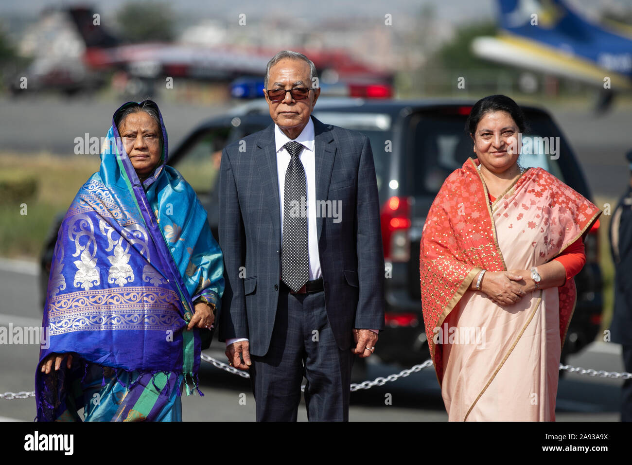 Katmandou, Népal. 12 Nov, 2019. Le président du Bangladesh Abdul Hamid (c) et le président du Népal Bidhya Devi Bhandari (R) et la première dame du Bangladesh Rashida Hamid(L) pose pour la photo à leur arrivée à l'aéroport international de Tribhuvan à Katmandou le 12 novembre 2019 (photo de Prabin Ranabhat/Pacific Press) Credit : Pacific Press Agency/Alamy Live News Banque D'Images