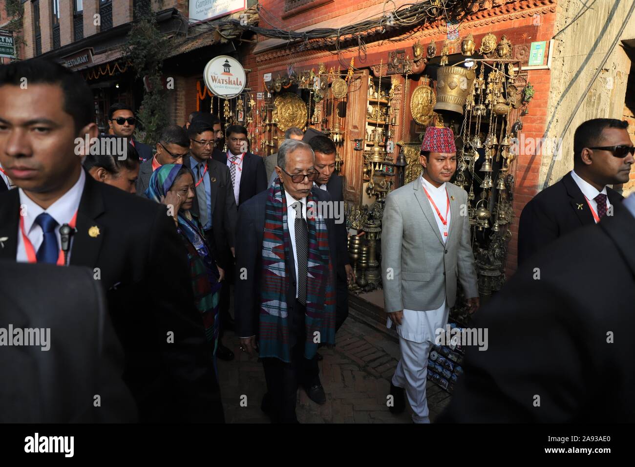Katmandou, Népal. 12 Nov, 2019. Le président du Bangladesh, Abdul Hamid visites Bhaktapur Durbar Square, un des sites du patrimoine mondial de l'UNESCO, et des temples à Bhaktapur, Népal le Mardi, Novembre 12, 2019. Le président du Bangladesh, Abdul Hamid est sur une bonne volonté officielle de quatre jours à visiter le Népal à l'invitation du président du Népal Bidhya Devi Bhandari. (Photo by Subash Shrestha/Pacific Press) Credit : Pacific Press Agency/Alamy Live News Banque D'Images