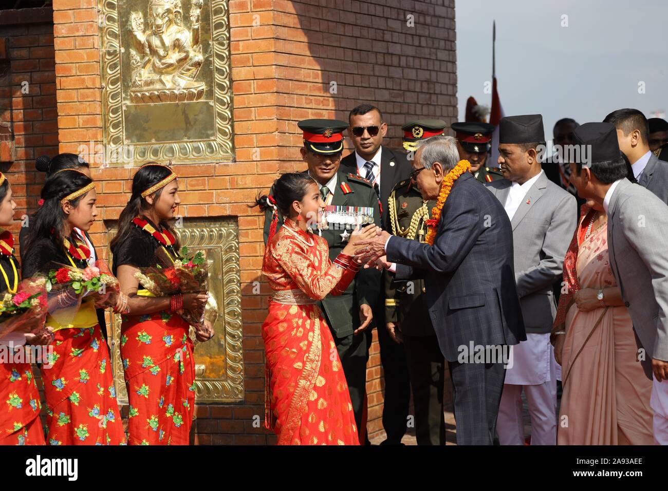 Katmandou, Népal. 12 Nov, 2019. Enfants népalais donnant à garland Président du Bangladesh, Abdul Hamid lors d'une cérémonie d'accueil à l'aéroport international de Tribhuvan, Katmandou, Népal le Mardi, Novembre 12, 2019. Le président du Bangladesh, Abdul Hamid est sur une bonne volonté officielle de quatre jours à visiter le Népal à l'invitation du président du Népal Bidhya Devi Bhandari. (Photo by Subash Shrestha/Pacific Press) Credit : Pacific Press Agency/Alamy Live News Banque D'Images