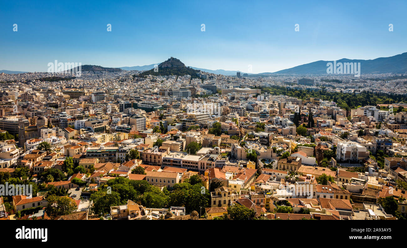 Vue urbaine avec Athènes Lycabette en arrière-plan, prises de l'Acropole. Athènes, Grèce Banque D'Images