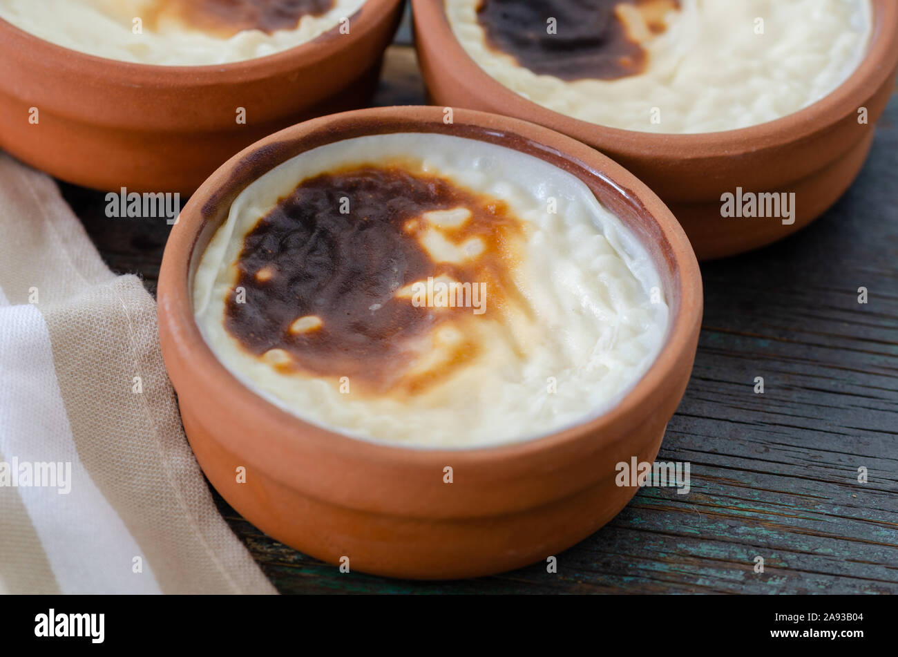 Riz au lait turque sutlac dessert turc, sur table en bois. Banque D'Images