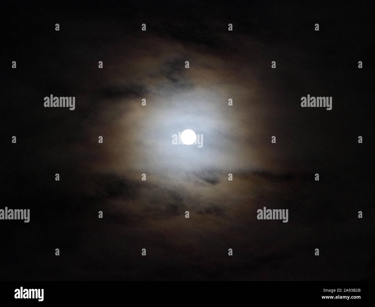 Sheerness, Kent, UK. 12 novembre, 2019. Météo France : la pleine lune sur Beaver, Sheerness Kent avec un effet de halo. Credit : James Bell/Alamy Live News Banque D'Images