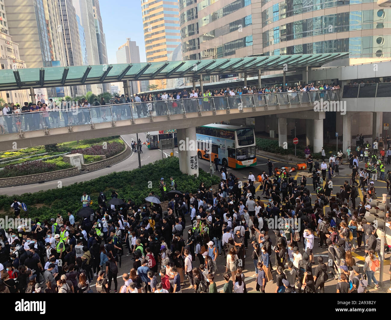 Hong Kong/centrale- 13 novembre 2019 : le travailleur inscrivez-vous le match en Europe centrale. après le masque anti droit est lancé, les gens continuent à soutenir la manifestation. Banque D'Images