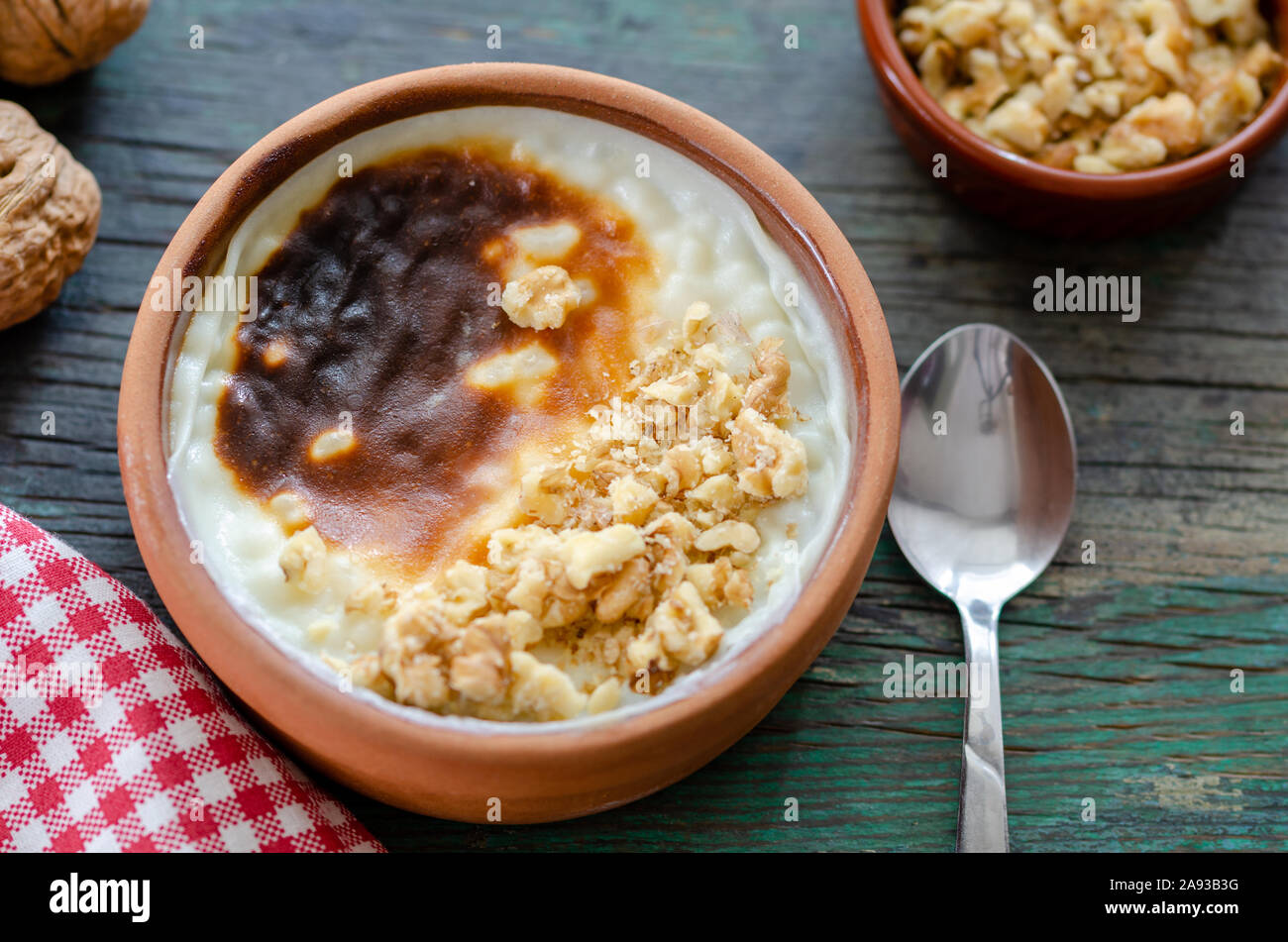 Riz au lait turque sutlac dessert turc, sur table en bois. Banque D'Images