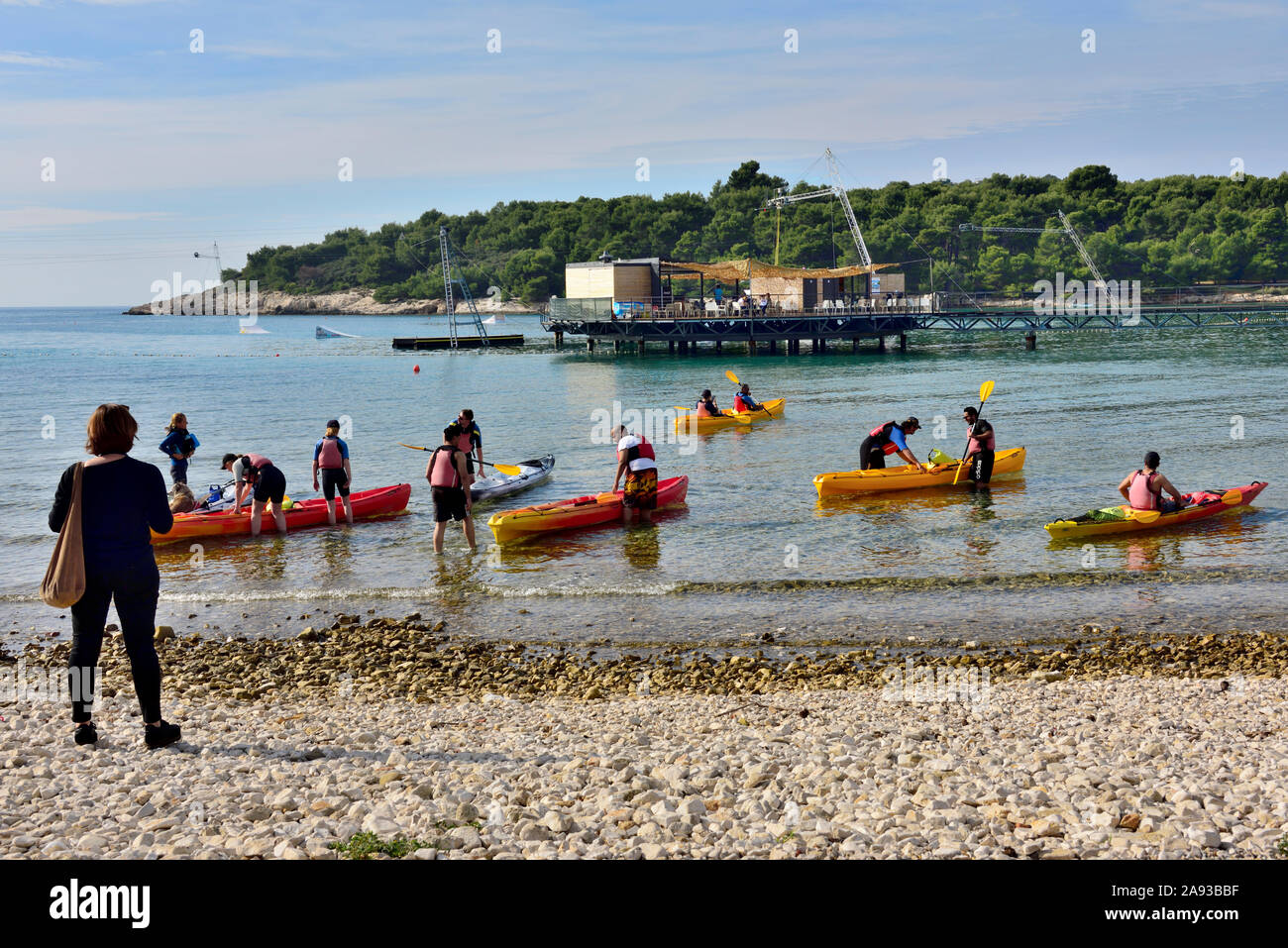 Les canoéistes sur l'eau à Valovine Uvala bay à la périphérie de Pula, Croatie Banque D'Images