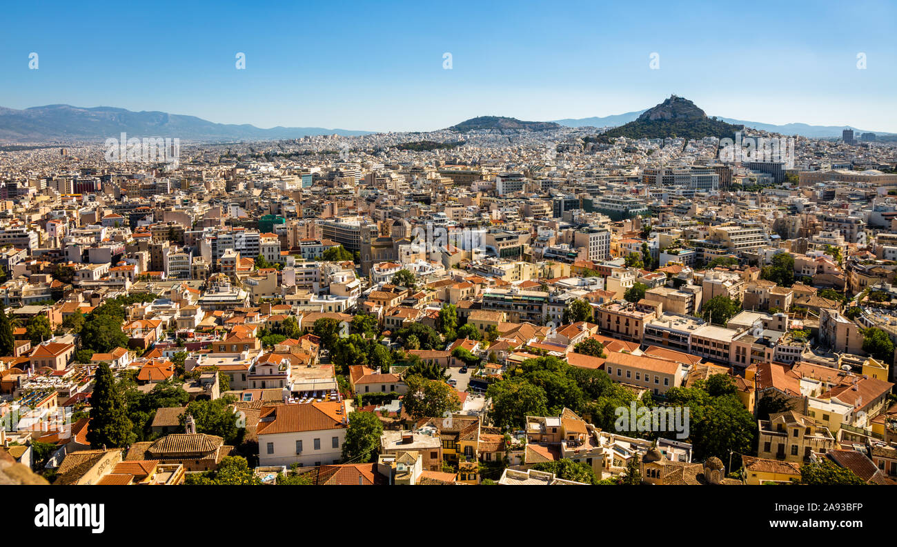 Vue urbaine avec Athènes Lycabette en arrière-plan, prises de l'Acropole. Athènes, Grèce Banque D'Images