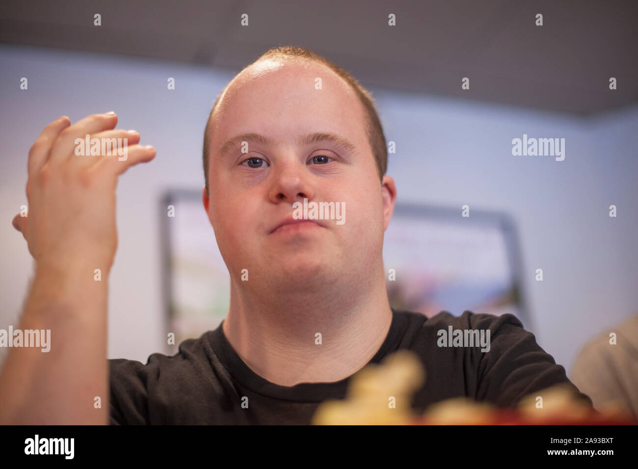 Portrait d'un serveur avec syndrome de Down dans un restaurant Photo Stock  - Alamy