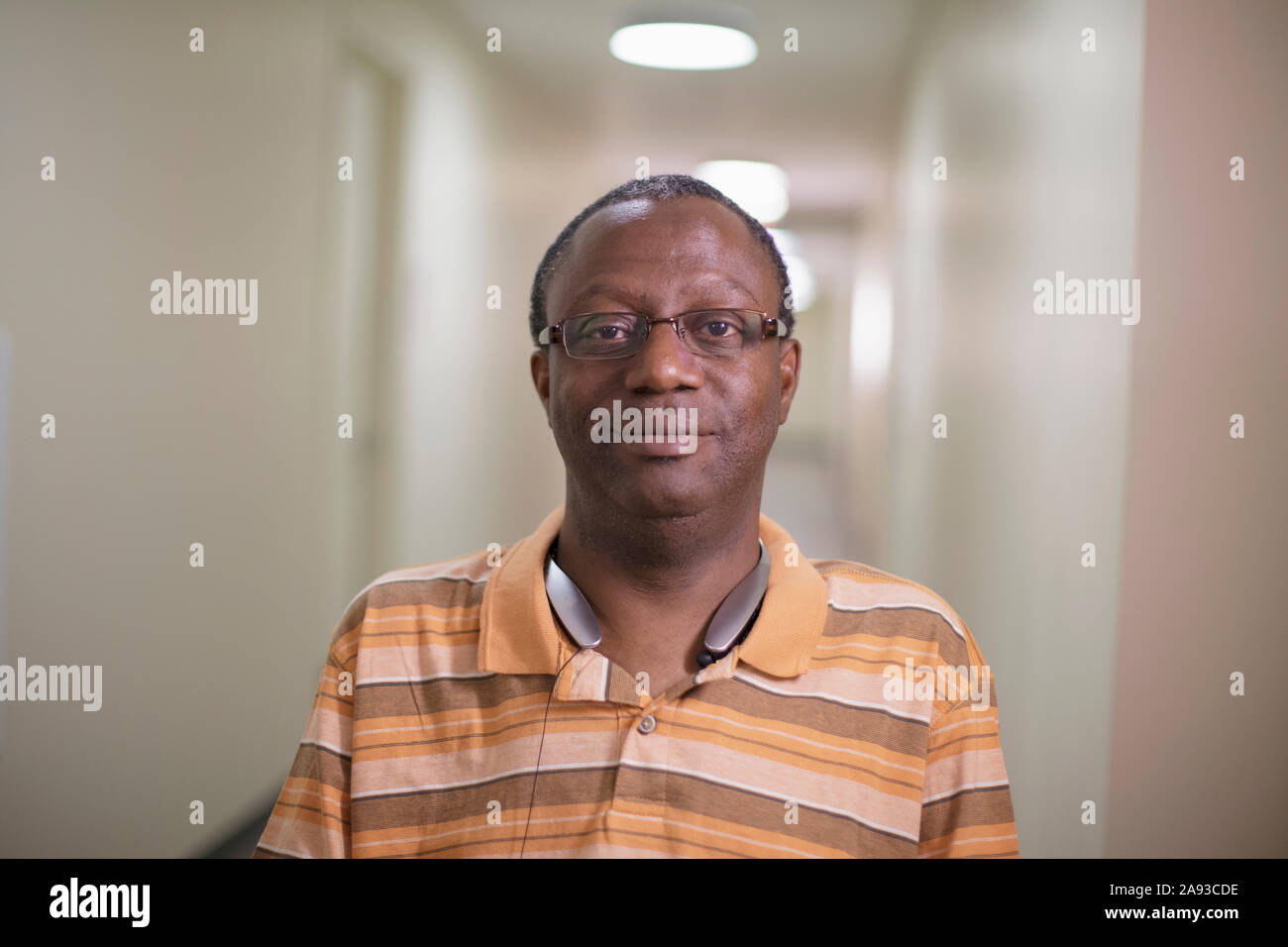Portrait d'un homme avec le syndrome de Guillain-barre dans le couloir de l'appartement Banque D'Images