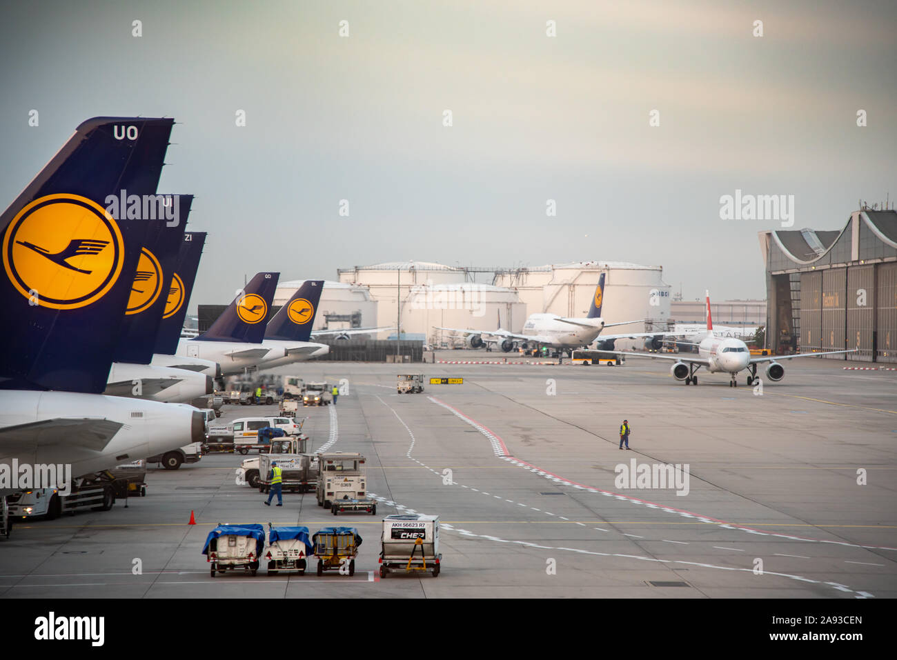 Francfort Allemagne- 19 Octobre 2018 : Les avions de la Lufthansa sur la piste à la borne 1 de l'Aéroport International de Francfort en Allemagne Banque D'Images