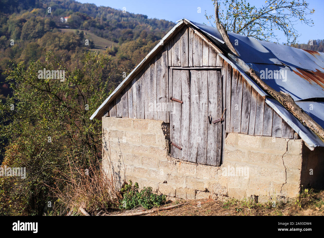 Belle vue sur la campagne. Journée ensoleillée d'automne. Vue sur maison rurale dans un petit village de Serbie. Banque D'Images