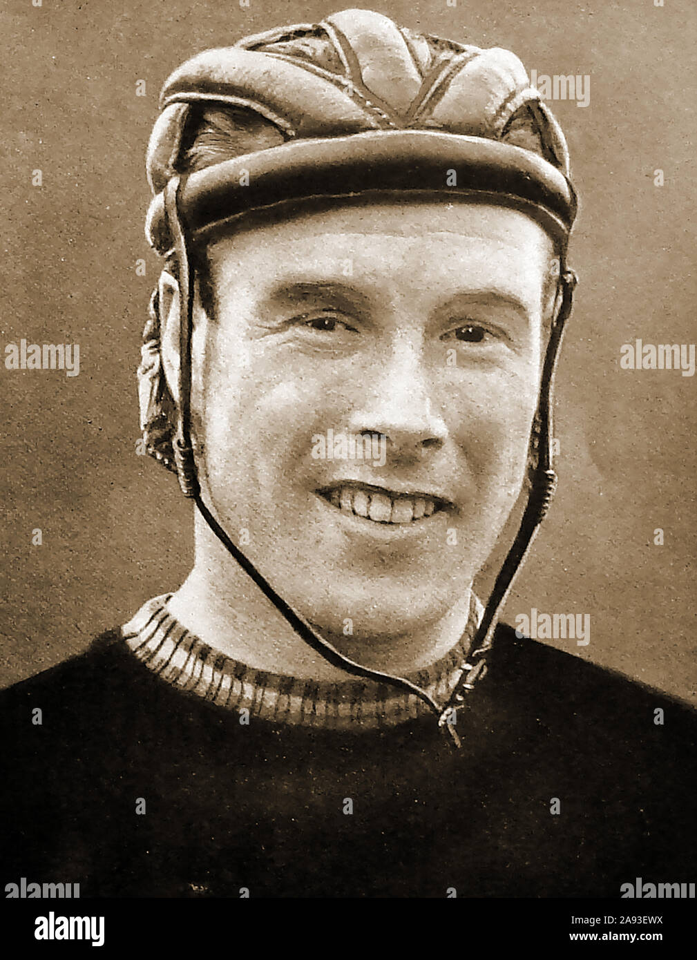 Un portrait de 1933 Reg Harris, Cycle World Champion 1949 & 1950 Sprint, (Reginald Hargreaves Harris OBE ( 1920 - 1992). Il a également participé aux Jeux Olympiques de 1948 en sprint Tandem (avec Alan Bannister) et a été sportif de l'année 1950 Banque D'Images
