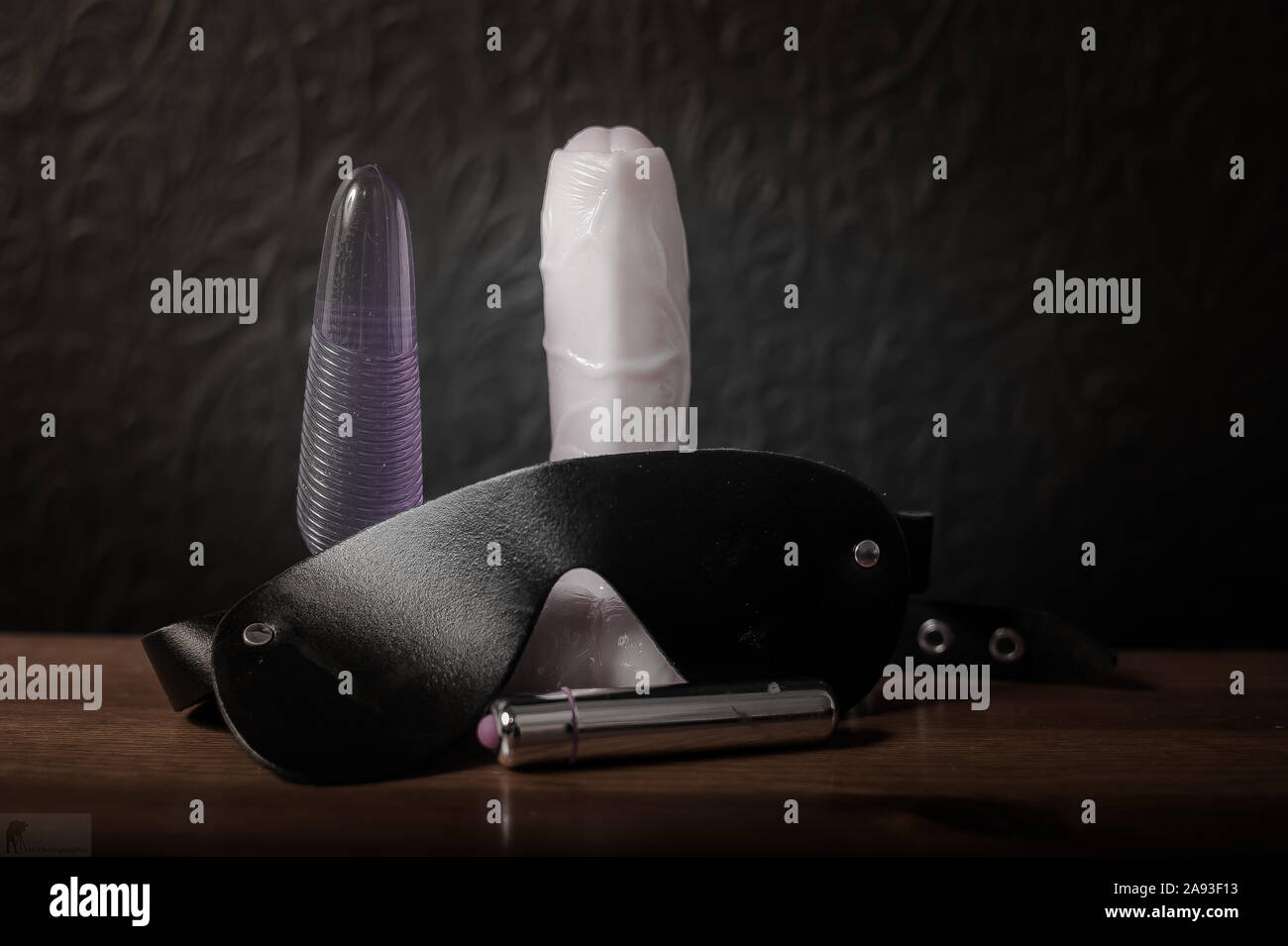 Bandeau bite en caoutchouc et anal plug et peu comme un vibromasseur rouge à lèvres Banque D'Images