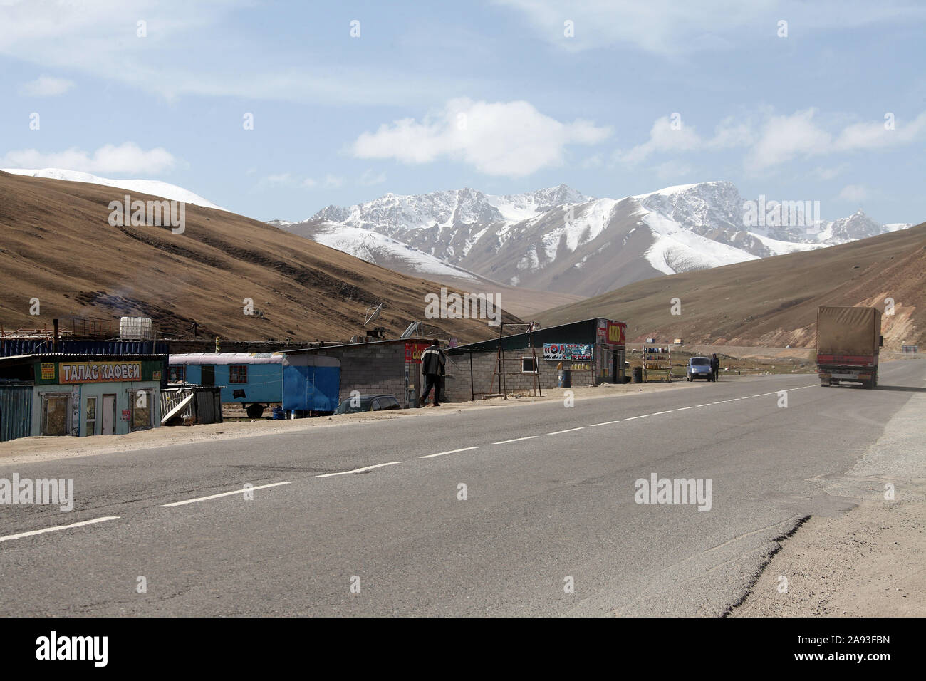 Route de montagne à distance au Kirghizstan Banque D'Images