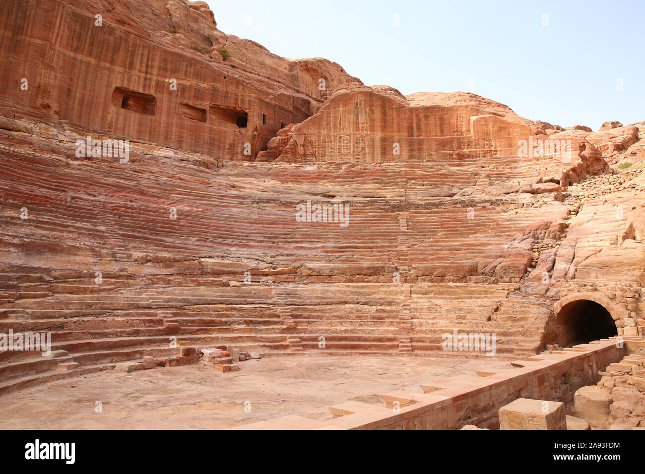 Amphithéâtre de la ville de Petra antient perdu avec des sièges taillés dans les rochers, la rose rouge, la Jordanie. Banque D'Images