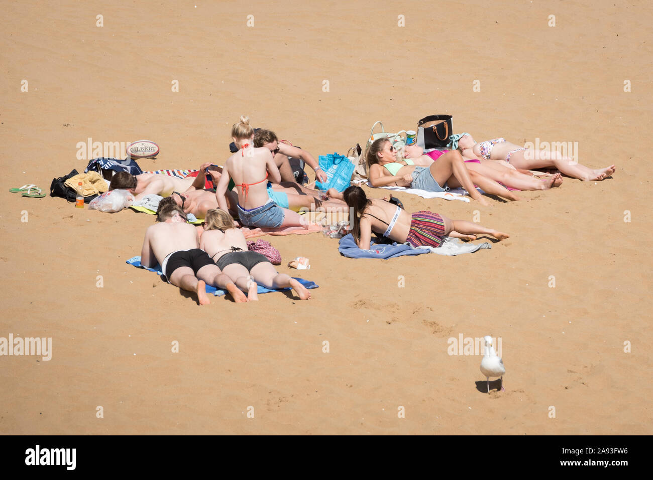 Broadstairs, Kent, Londres, Royaume-Uni. 4e juin 2015. Plage de Broadstairs dans le Kent s'avère populaire auprès des familles et grands. Sur la photo : un groupe d'amis Banque D'Images