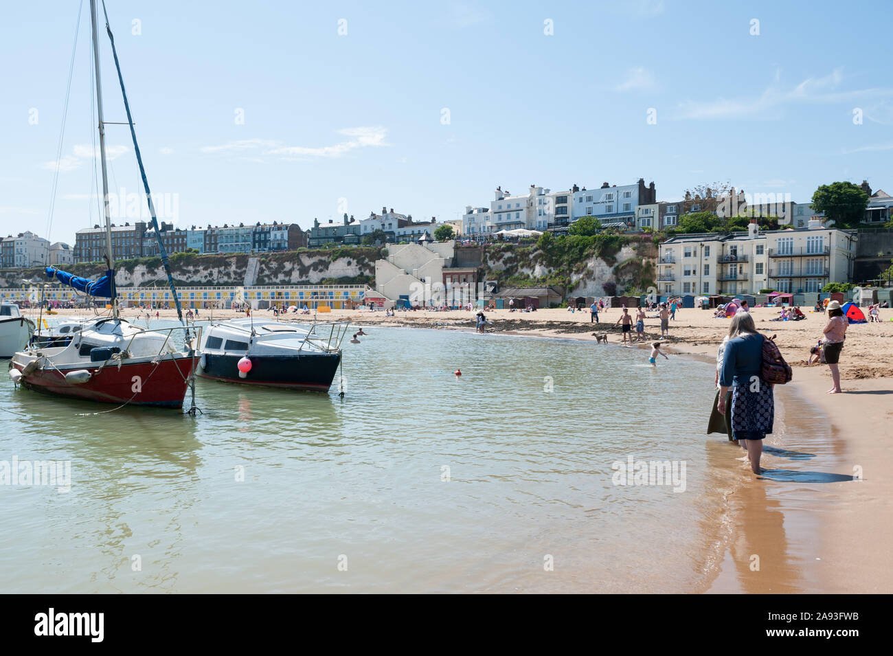 Broadstairs, Kent, Londres, Royaume-Uni. 4e juin 2015. Plage de Broadstairs dans le Kent s'avère populaire auprès des familles et grands. Sur la photo : Même les adultes u Banque D'Images