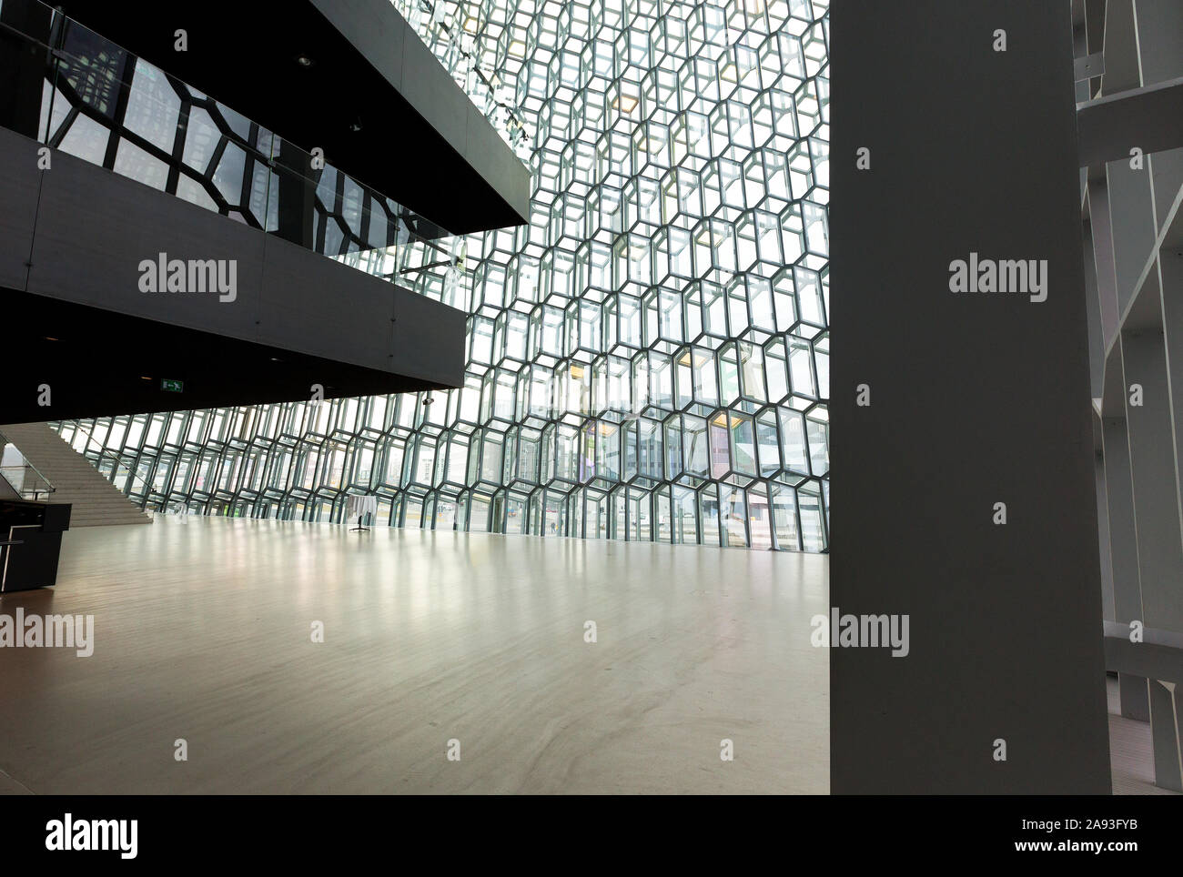 Intérieur de géodésique Harpa Concert Hall et le centre de conférence d'une merveille d'architecture moderne du danois Henning Larsen Architects par artiste visuel Olafu Banque D'Images