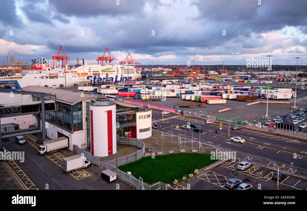 Le port de Dublin, avec Stena Line ferry et camion contenant dans parking Banque D'Images