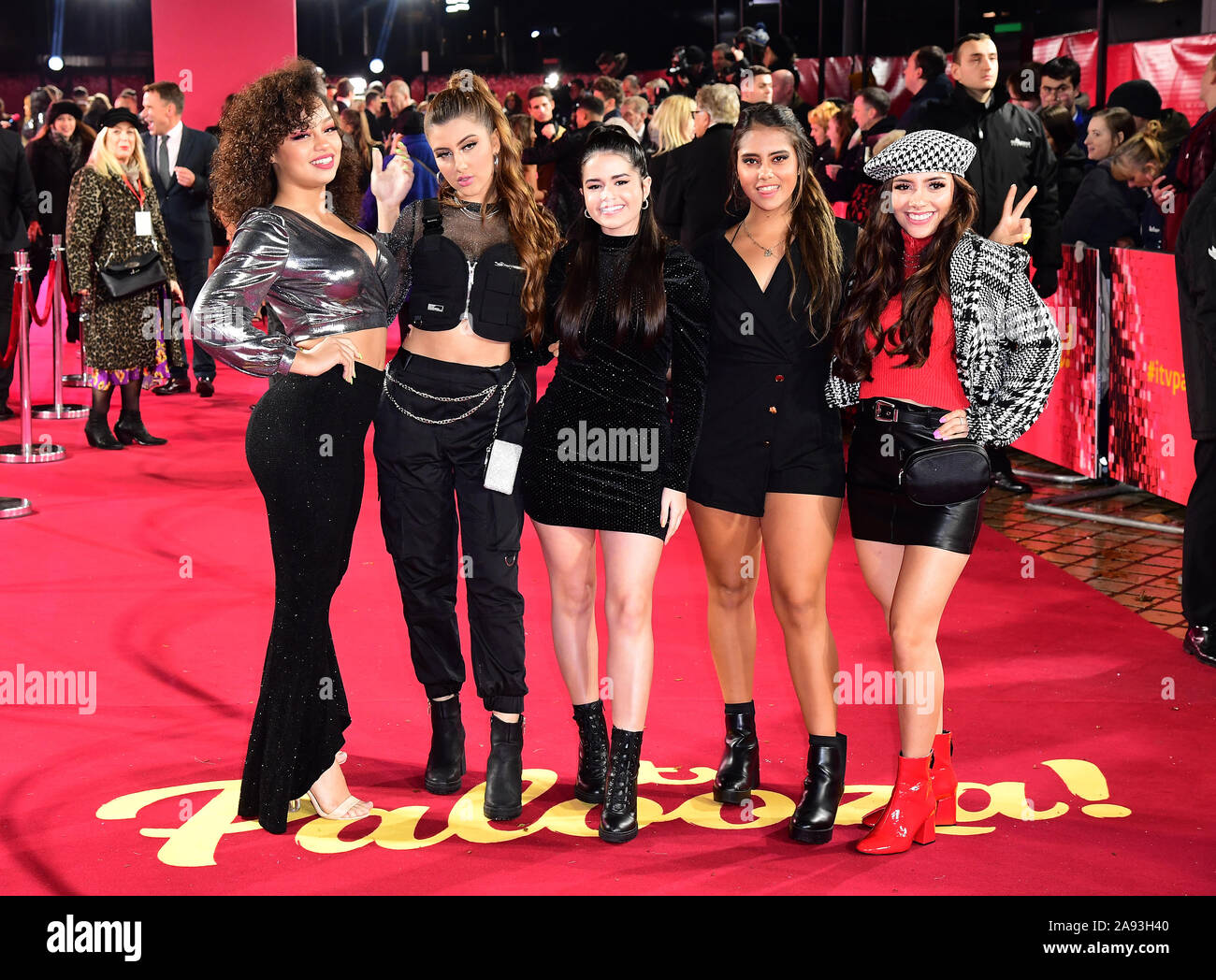 V5, de gauche à droite, Alondra Martinez, Sofia Oliviera, Wendii Sarmiento, Renata Vaca et Laura Buitrago arrivant pour l'ITV Palooza tenue au Royal Festival Hall, Southbank Centre, Londres. Banque D'Images