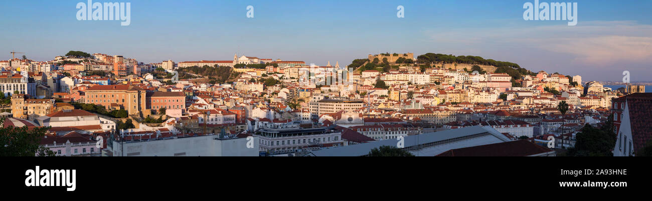Convento da Graca, le château Sao Jorge (Castelo de Sao Jorge) et d'Alfama à Lisbonne. Vu de Miradouro de Sao Pedro de Alcantara vue. Banque D'Images