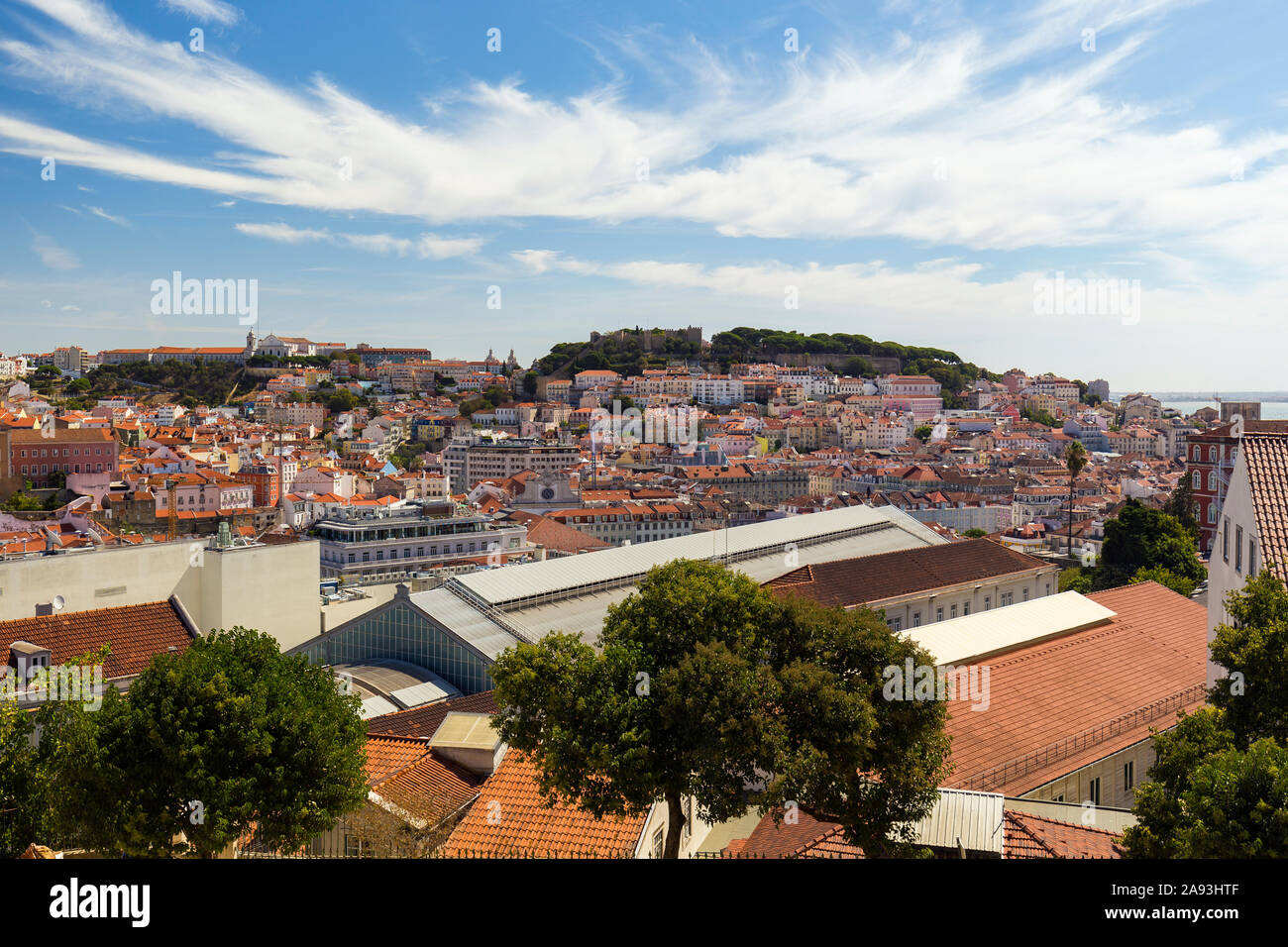 Convento da Graca, le château Sao Jorge (Castelo de Sao Jorge) et d'Alfama à Lisbonne. Vu de Miradouro de Sao Pedro de Alcantara vue. Banque D'Images