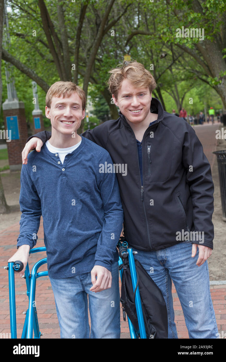 Heureux jeunes frères, un avec paralysie cérébrale Banque D'Images