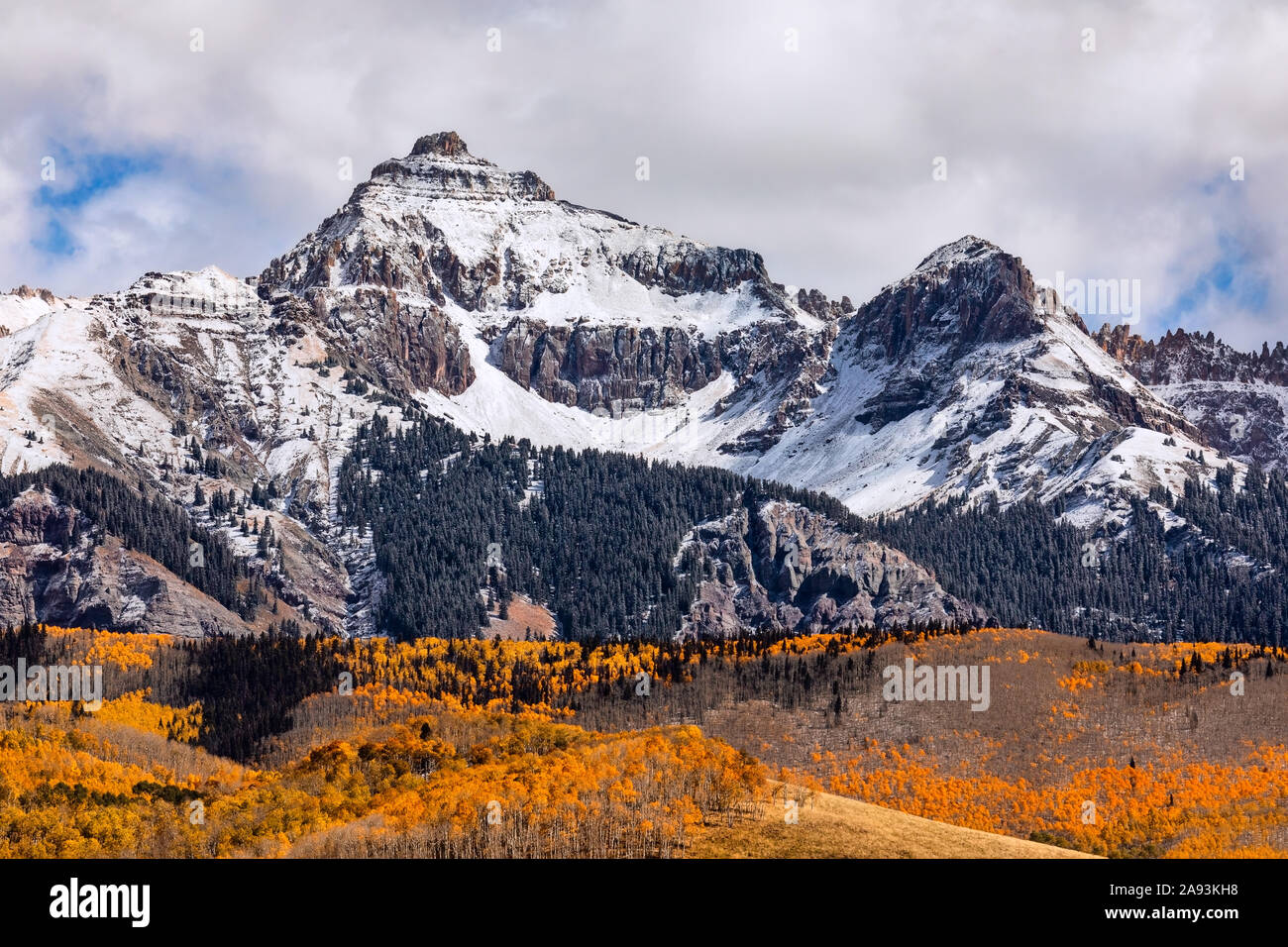 Paysage pittoresque avec neige dans la chaîne des Sneffels dans les montagnes de San Juan au-dessus d'une plantation d'arbres d'automne Aspen près de Telluride, Colorado, États-Unis Banque D'Images