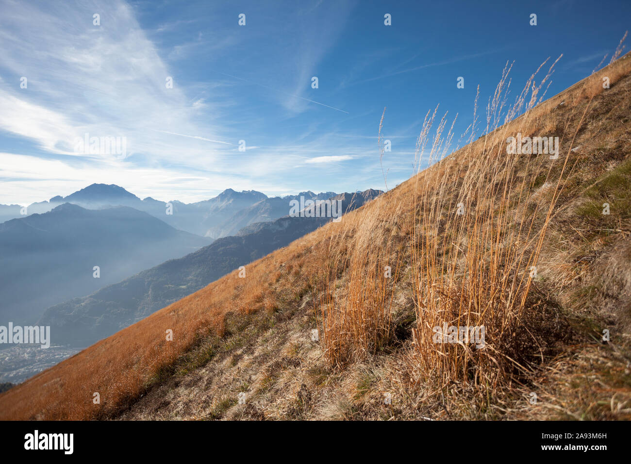 Vue aérienne de la vallée de Longarone à côté du Dolomites italiennes Banque D'Images