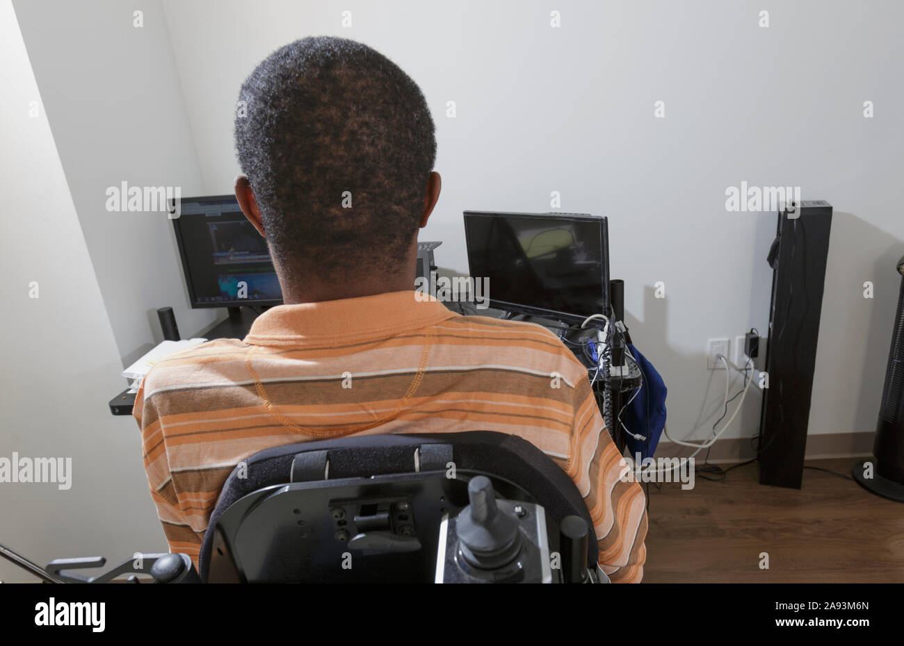Homme atteint du syndrome de Guillain-Barre utilisant son équipement technique à la maison bureau Banque D'Images