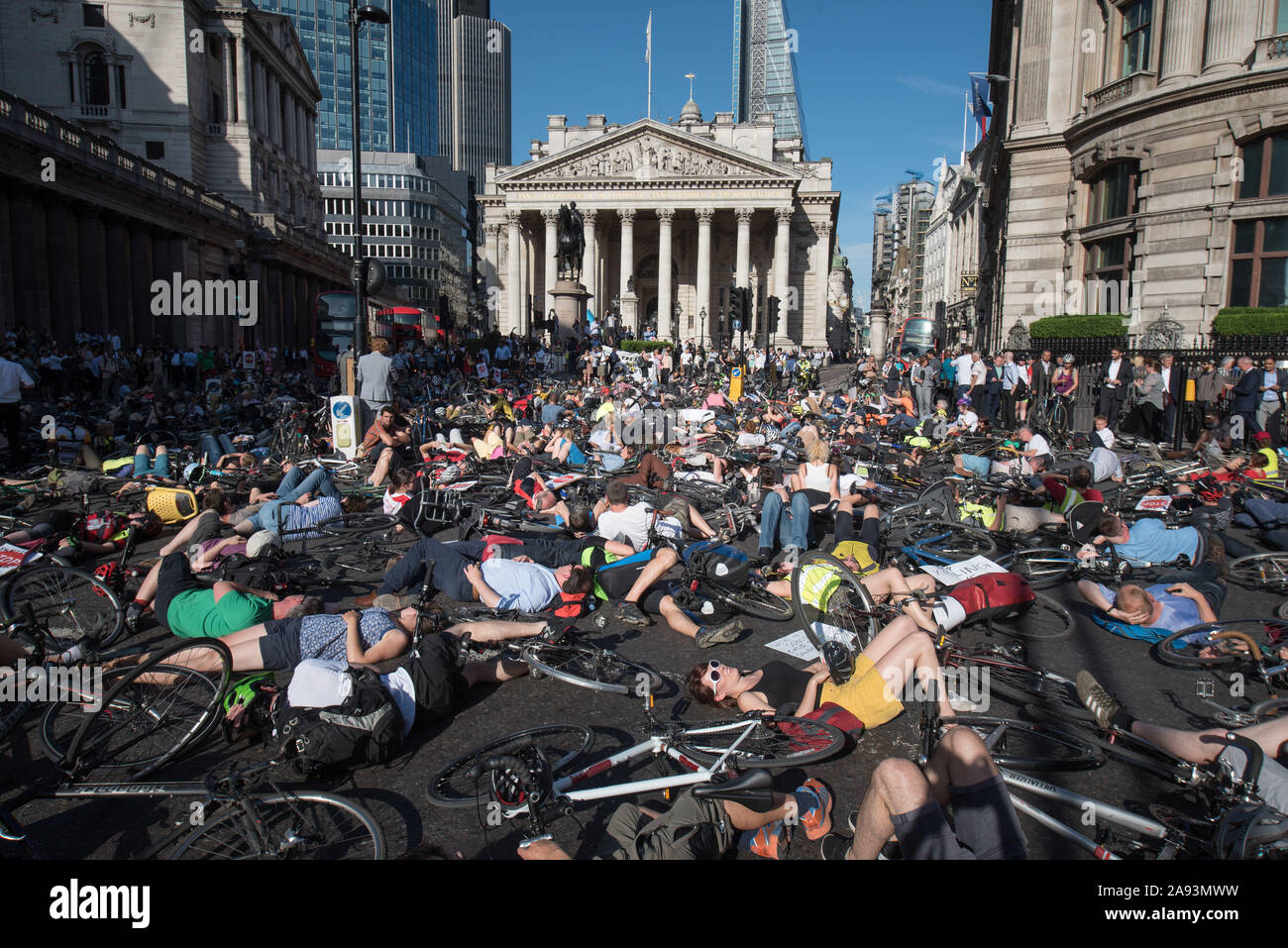 Banque mondiale, Londres, Royaume-Uni. 29 juin 2015. Organisé par un groupe se faisant appeler "arrêter de tuer les cyclistes", des centaines de cyclistes en scène une die-flash pour protester n Banque D'Images