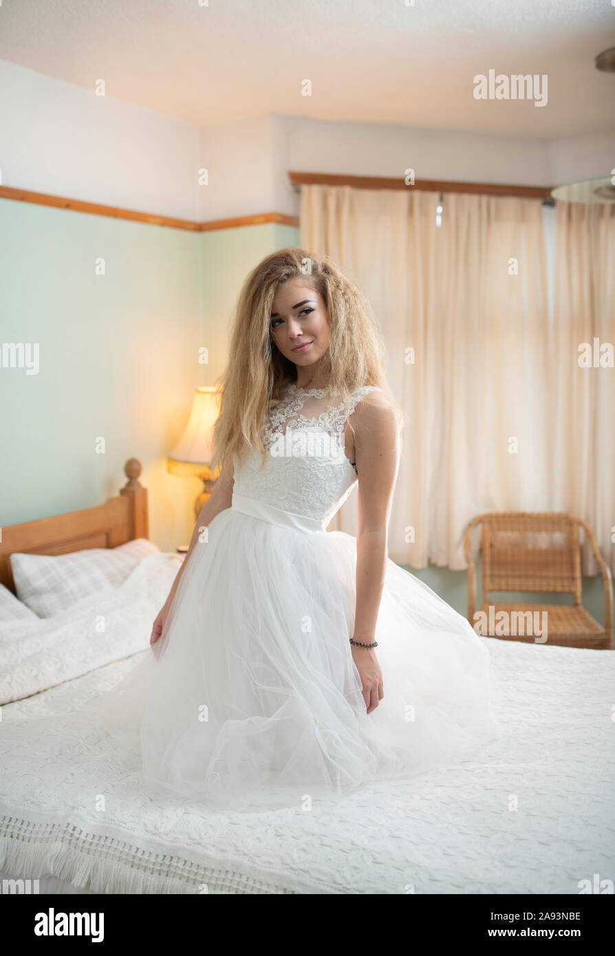 Jeune épouse se prépare - soleil du matin et matin de jour de mariage Banque D'Images