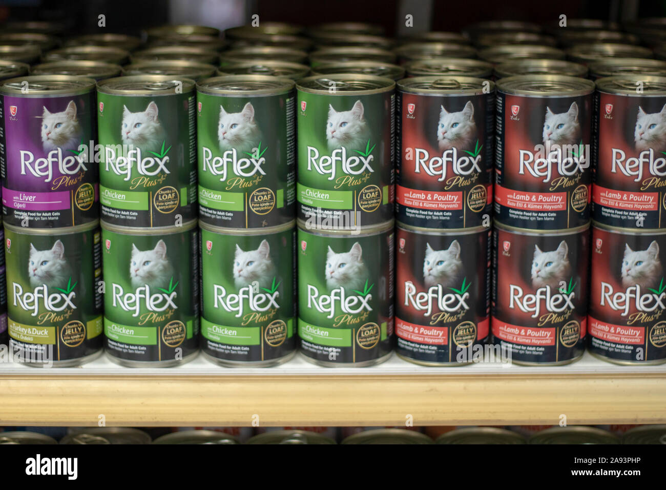Les boîtes de nourriture pour chat générique. La marque Reflex nourriture  pour chat Photo Stock - Alamy