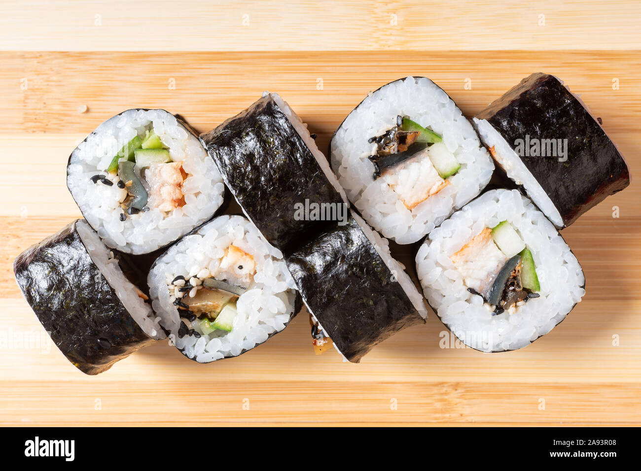 Maki au crabe, avocat et de moules. Sur la planche. Banque D'Images